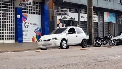 Acidente entre caminhão e Corsa é registrado na Rua Presidente Juscelino Kubitscheck