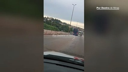 Ônibus desgovernado atinge diversos carros no Anel Rodoviário em Belo Horizonte