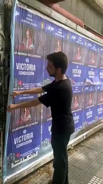 Los villarruelines salieron a la calle a quitar los afiches: Vinimos a sacar la basura