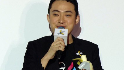 Homem come banana artística que comprou por US$ 6 milhões