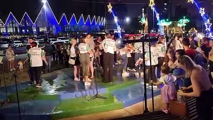 Público se reúne para primeiro dia de apresentações do Natal dos Pioneiros