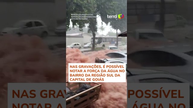 Carros são arrastados por enxurrada e avenida vira ‘rio’ após temporal em Goiânia #shorts
