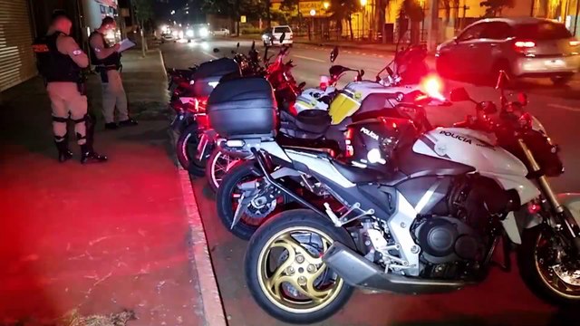 Sem CNH, motociclistas têm veículos apreendidos em operação da PM na Avenida Tito Muffato