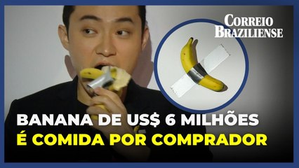 Homem come banana artística que comprou por US$ 6 milhões