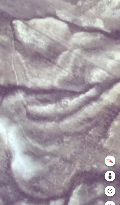 des rochers en couleur sur Google earth après un zoom in révèlent des visages humains