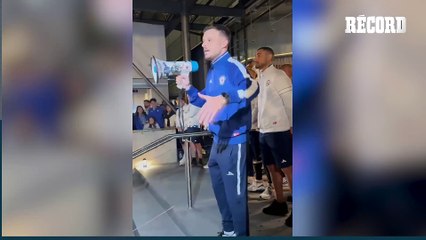 Martín Anselmi llora en serenata de afición a Cruz Azul
