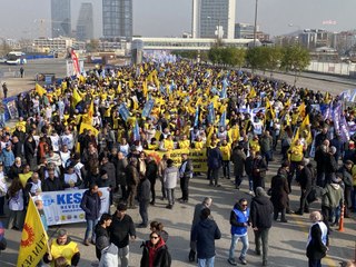 KESK’in ‘Geçinemiyoruz’ mitingi için emekçilerin Atatürk Kültür Merkezi'nden Anadolu Meydanı'na yürüyüşü başladı
