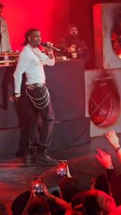 Gazo Évite de Justesse une Bouteille lors d'un Moment Tendu 😱