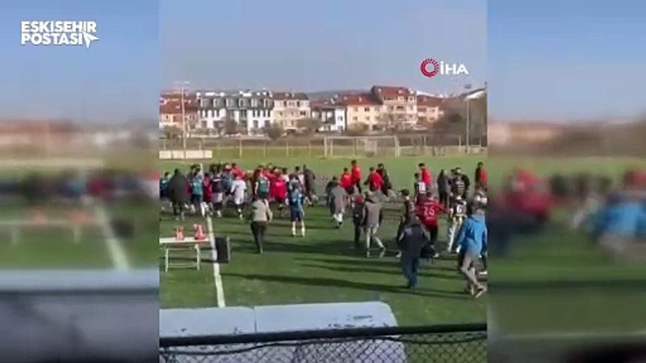 Eskişehir'de saha karıştı, futbolcular birbirine girdi