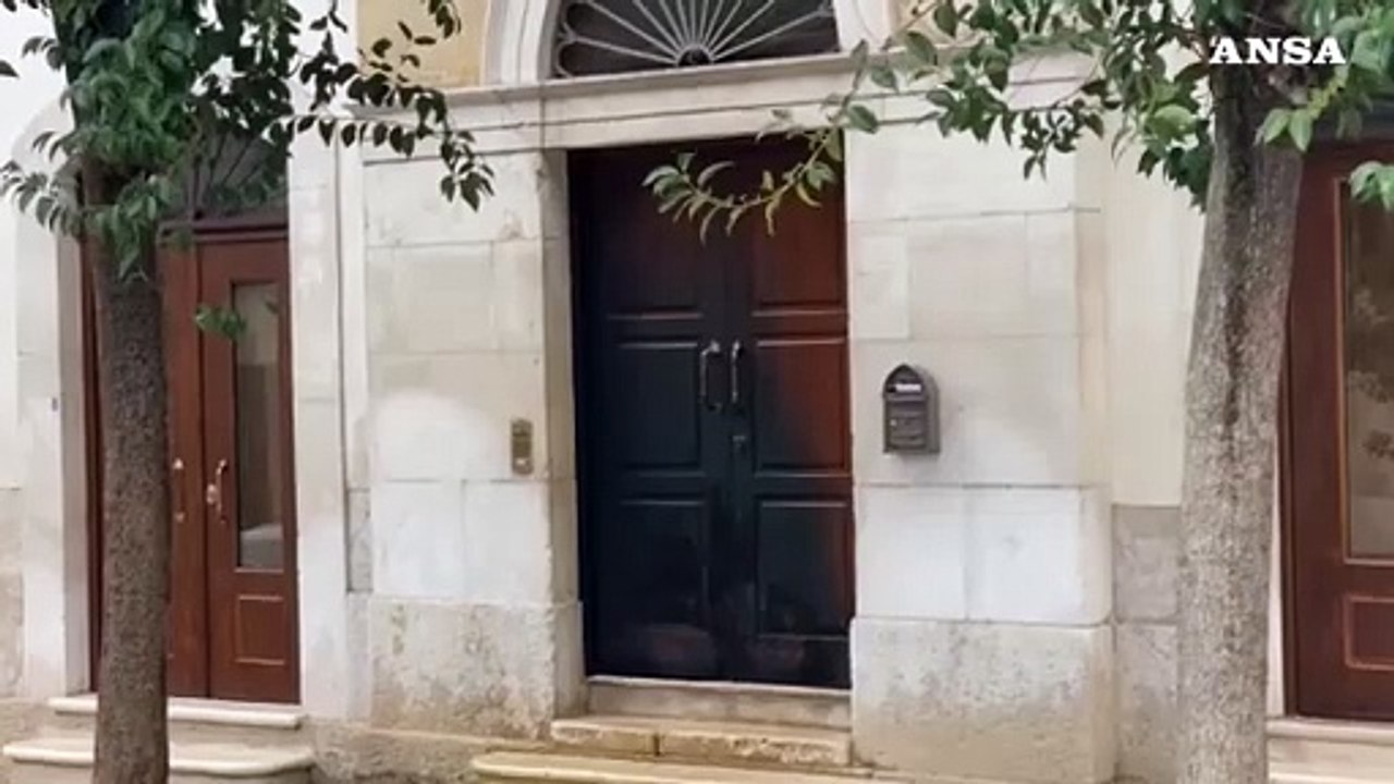 Canosa di Puglia, incendiato il portone di casa...