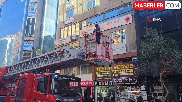 Elazığ'da İtfaiye Ekiplerinden Çatıda Buz ve Kar Temizleme Çalışmaları