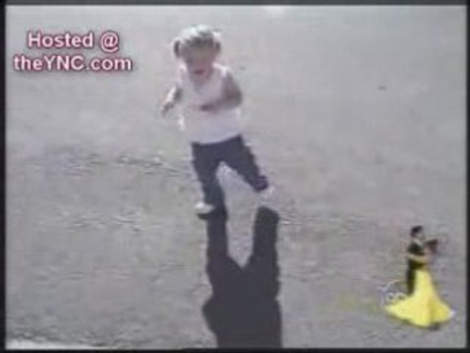 Scared...shadow سبحان الله.خائفة من ظلها
