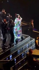¡Laura Pausini se cae en su concierto!