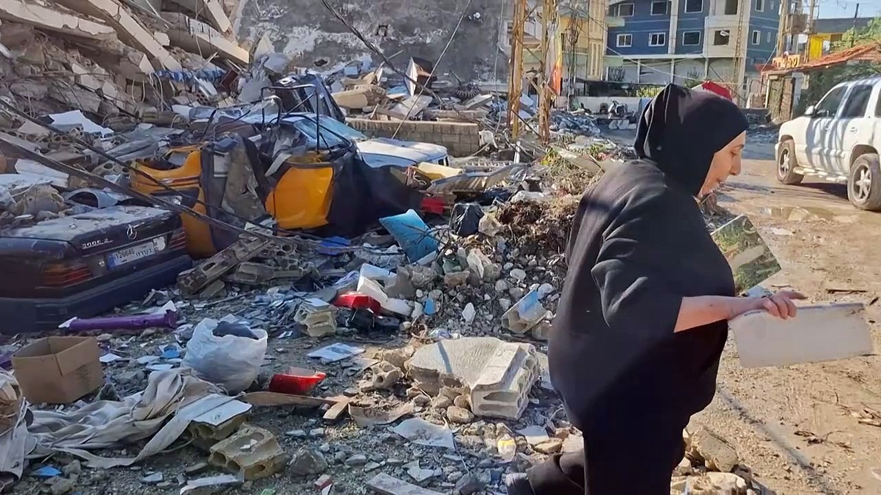 لبنانيون يعودون إلى منازلهم المدمرة في النبطية