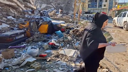 لبنانيون يعودون إلى منازلهم المدمرة في النبطية