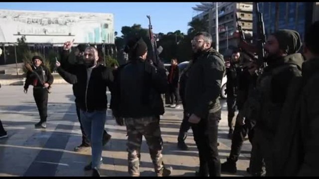 Caos in Siria: ribelli ad Aleppo, raid russi e civili in fuga