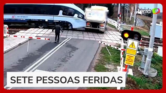 Trem bate em caminhão após veículo parar sobre trilhos na Polônia