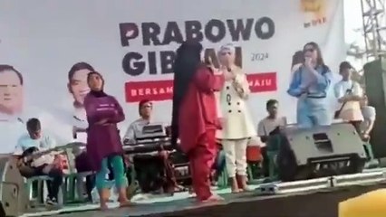 Panggung kampanye 02 dikuasai emak-emak. Panitianya menghilang mereka datang karna ada kupon