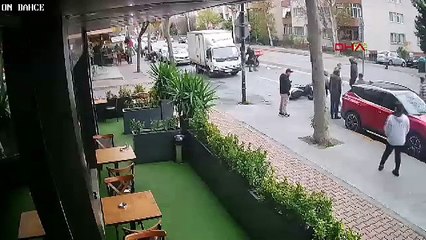 Bahçelievler\'de 2 motosikletli kuryenin kazası kamerada