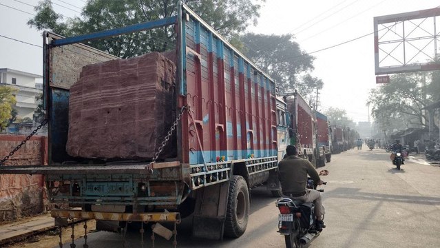 अवैध खनन के खिलाफ पुलिस का बड़ा एक्शन... सेण्ड स्टोन के ब्लॉकों से लदे 12 ट्रक पकड़े, चार चालक किए गिरफ्तार