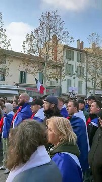 Mort de Thomas à Crépol - Deux manifestations face à face, une demandant justice avec le drapeau Français et l'autre anti extrême droite avec le drapeau palestinien