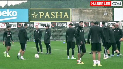 Beşiktaş'ta teknik direktör Giovanni van Bronckhorst ile yollar ayrıldı.