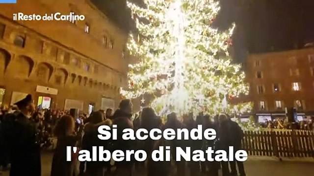 Si accende l'albero di Natale: il video