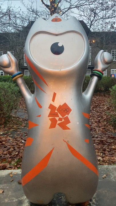Silly london olypic statue video