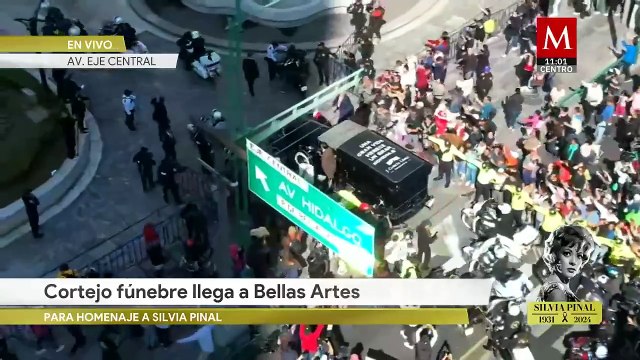 Llega Silvia Pinal al Palacio de Bellas Artes; cientos de fans reciben la carroza fúnebre