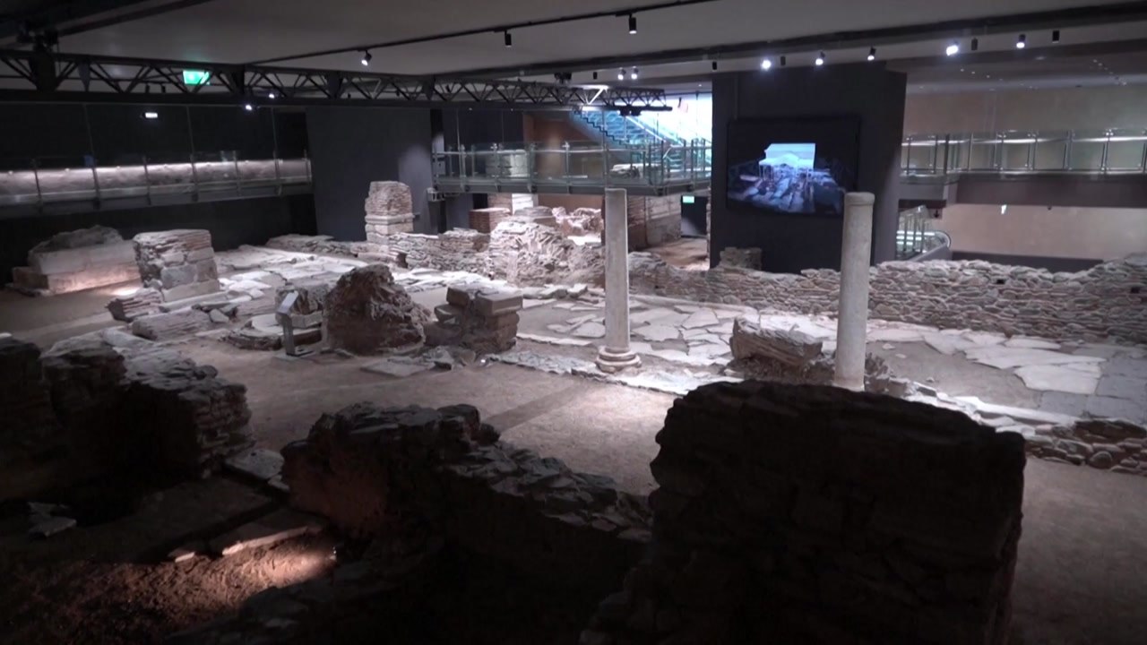 그리스 지하철 공사 중 발견된 로마 유적...지하철역에 보존 / YTN