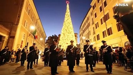 Natale, le note dell'Arma dei Carabinieri accendono l'albero in centro a Roma