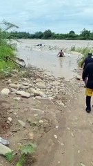 Video: un vehículo de procedencia argentina es arrastrado en el río Bermejo tras las intensas lluvias