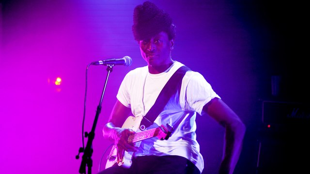 Keziah Jones joue son tube Beautiful Emilie pour les 60 ans du Nouvel Obs