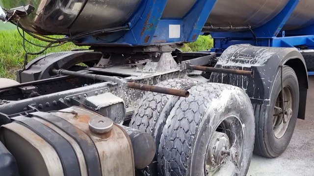 Sistema de freios de caminhão pega fogo e Corpo de Bombeiros é mobilizado