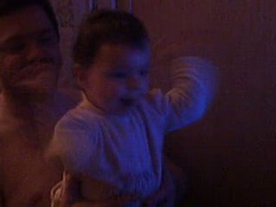 léa tectonik  tout juste un an elle danse bien