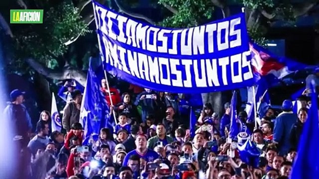 Aficionado de Cruz Azul hace llorar a Anselmi en serenata previo juego contra Xolos
