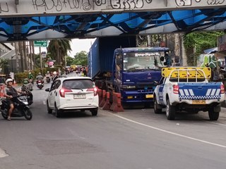 Truk Tronton Bermuatan Barang Tersangkut Di Kolong Jembatan BTM Bogor