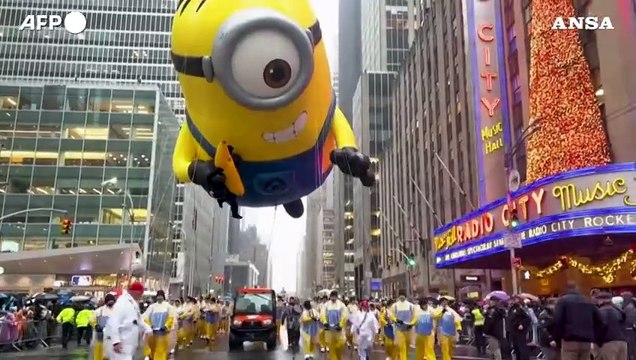 Thanksgiving, la parata di New York sfila sotto la pioggia
