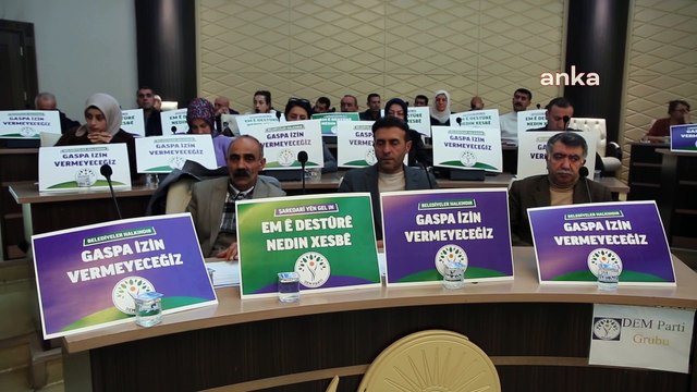 Van Büyükşehir Meclisinde kayyım protestosu; AKP'li meclis üyeleri salonu terk etti