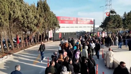 Hediye çeki için akşamdan çadır kurup beklediler