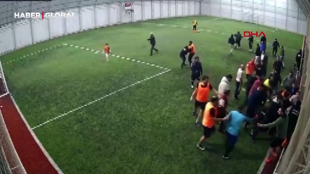 Halı sahada tekmeli yumruklu kavga