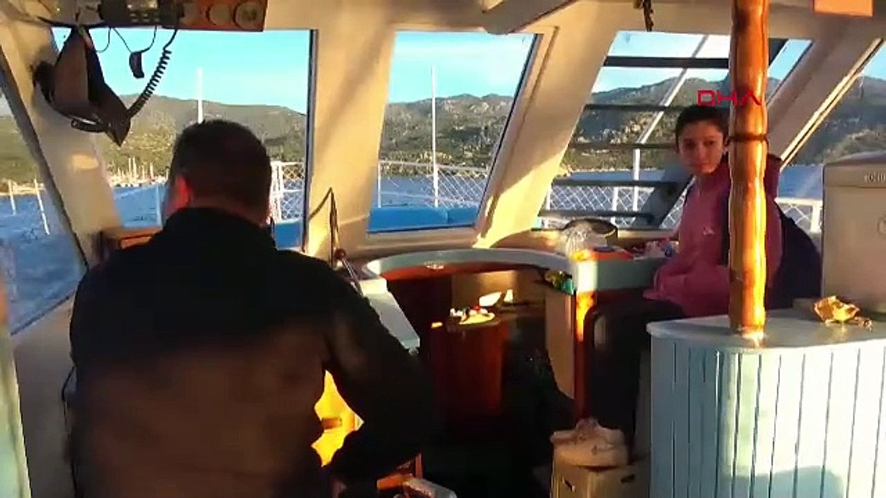 Okula gitmek için tekneye biniyorlar