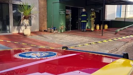 Restaurante fica destruído após ser atingido por incêndio no Bairro Canadá
