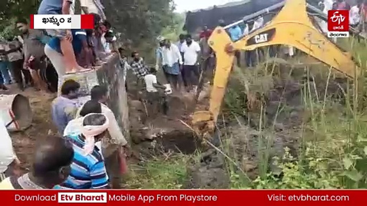 చేపల వేటకు వెళ్లి చెరువు తూములో ఇరుక్కున్న వ్యక్తి  - గంటల పాటు నరకయాతన - తర్వాత సేఫ్​గా బయటకు