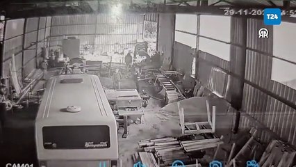 Babasının çalıştığı atölyeye minibüsle girip makineleri devirdi, çalışanların üzerine araç sürdü