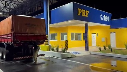 PRF apreende carreta de cigarros na reabertura de sua unidade em Alto Paraíso