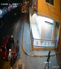 Video: ¡Le costó caro! Joven perdió su moto por “besar a su novia”
