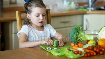 girl Eating broccoli