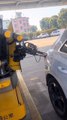 Un robot autonome pour ravitailler les voitures en carburant révolutionne les stations-service en Chine