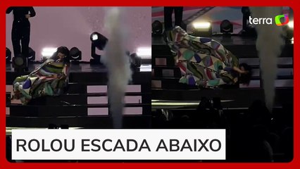 Laura Pausini sofre queda e despenca de escada em show na Itália